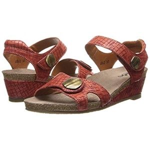 Taos Women's "Score" Cork Foot Bed Red Wedge